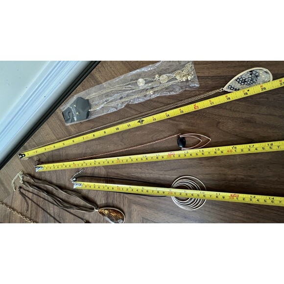 Lot of 10 Gold-Tone Necklaces – Mixed Styles – Costume Jewelry New & Preowned - Picture 11 of 12